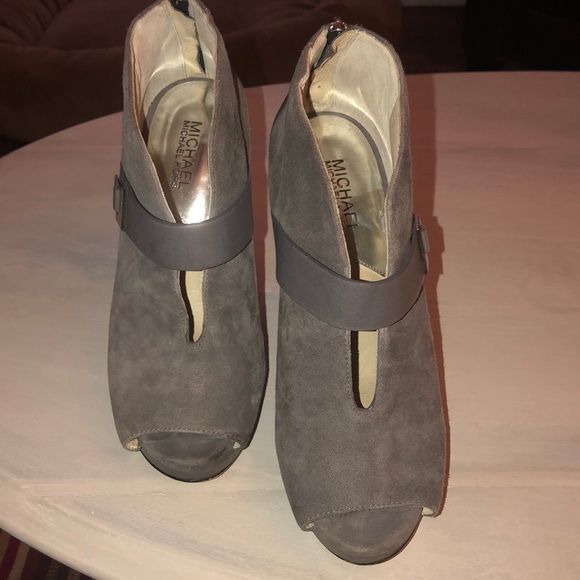 Stunning MK stilettos with peep toe - Picture 4 of 7